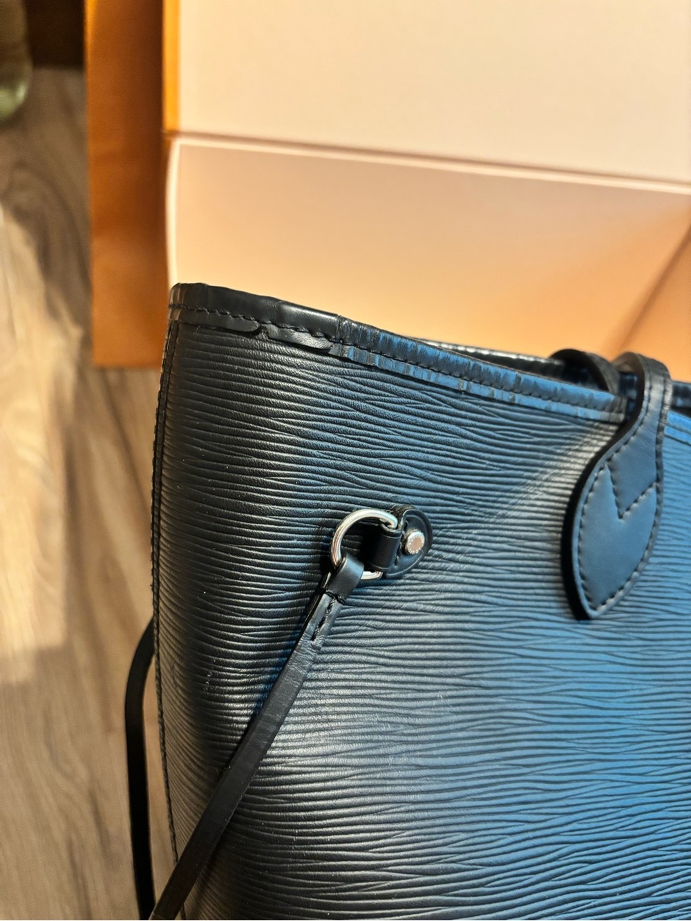 Louis Vuitton Neverfull MM Tote Bag in Black Epi Leather - Picture 13 of 15